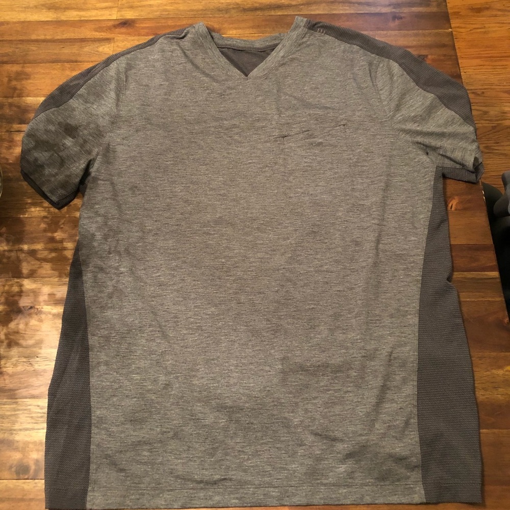 Two toned gray work out shirt with front pocket